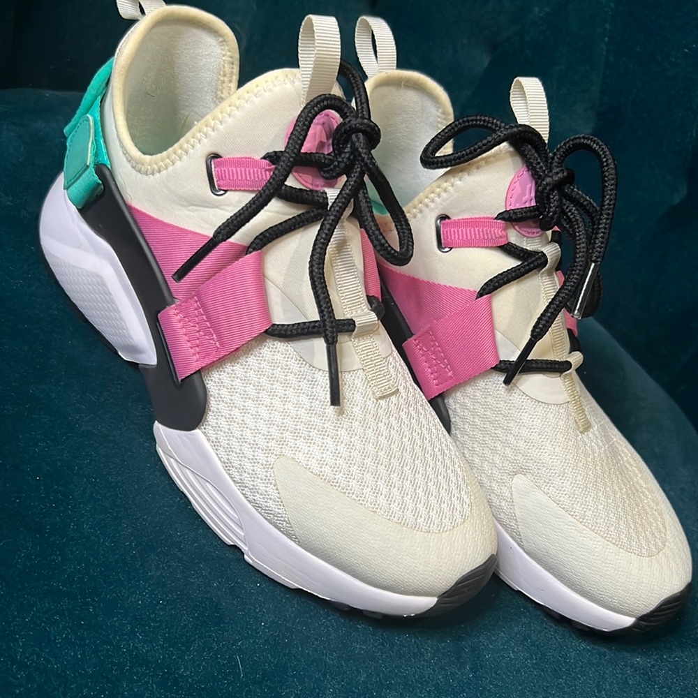 Women’s Nike Air Huarache City Low Hyper Jade Size 6